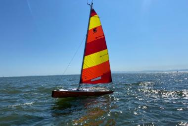 开云体育最新网站在试运行期间，UBC帆船机器人在温哥华海岸的开阔水域航行。