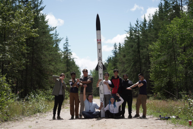 开云体育最新网站UBC火箭学院的学生拿开云体育cba着他们制作的火箭，坦塔罗斯