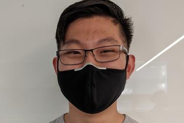 开云体育最新网站UBC工程物理系校友James Wu戴着黑色口罩对着镜头微笑
