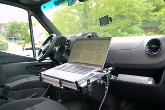 从前端内部的羽状货车内部的观点。一台带有空气质量监测仪表盘的笔记本电脑可以从副驾驶座位上拿起。